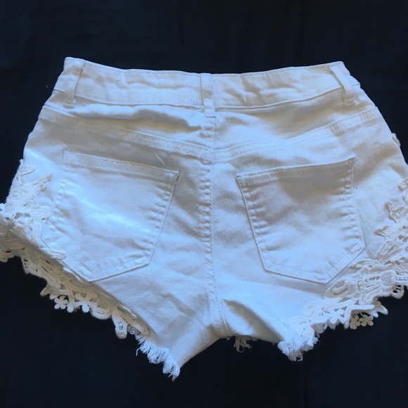 Short shorts - Picture 2 of 3